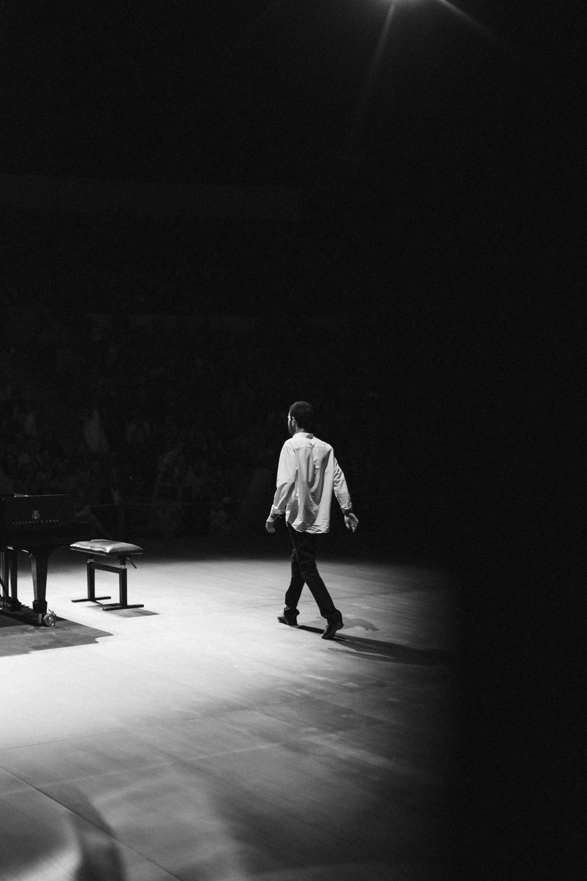Le pianiste Adam Laloum photographié par Valentine Chauvin au Festival de Piano de la Roque d'Anthéron en août 2024