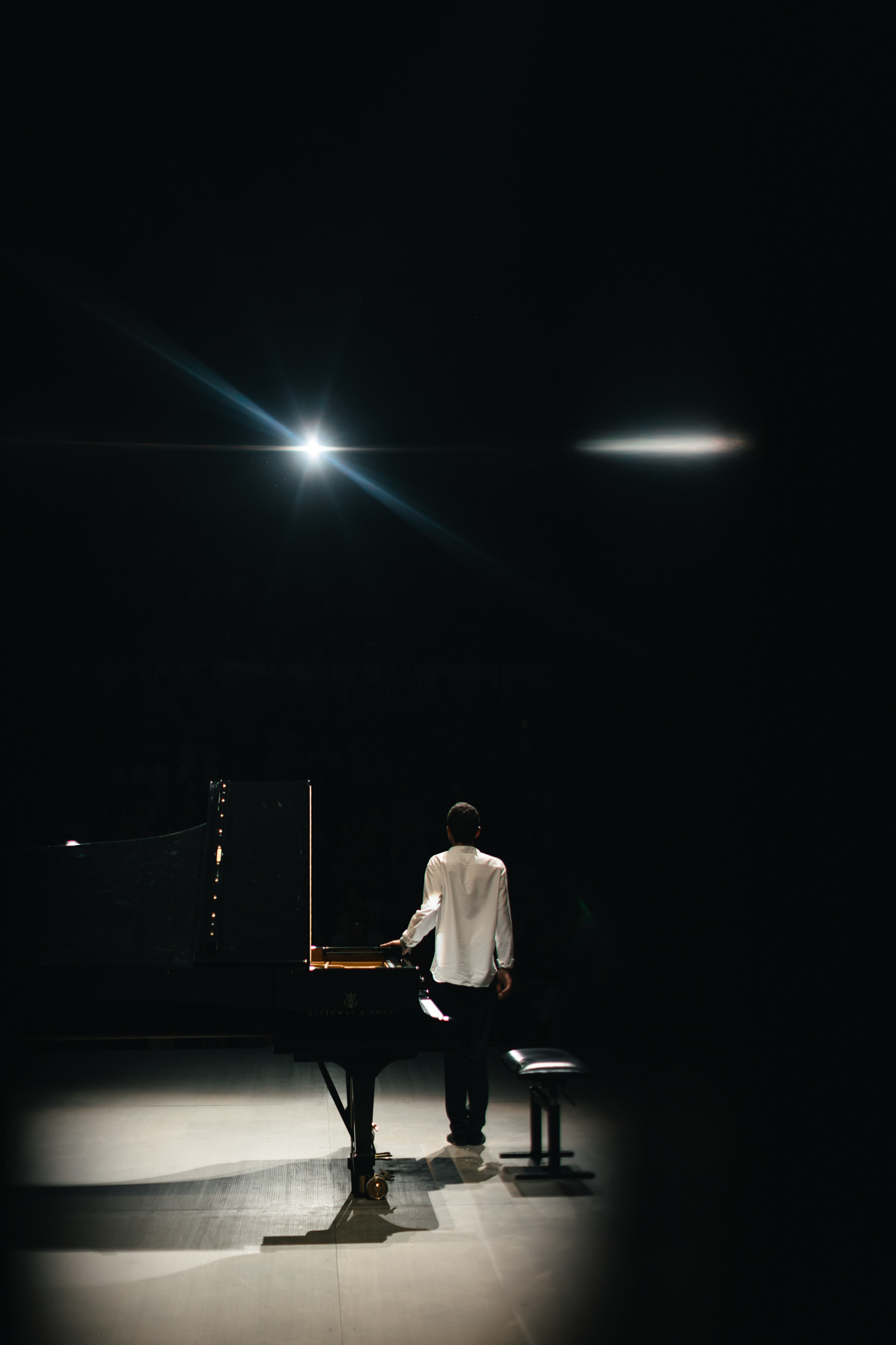Le pianiste Adam Laloum photographié par Valentine Chauvin au Festival de Piano de la Roque d'Anthéron en août 2024