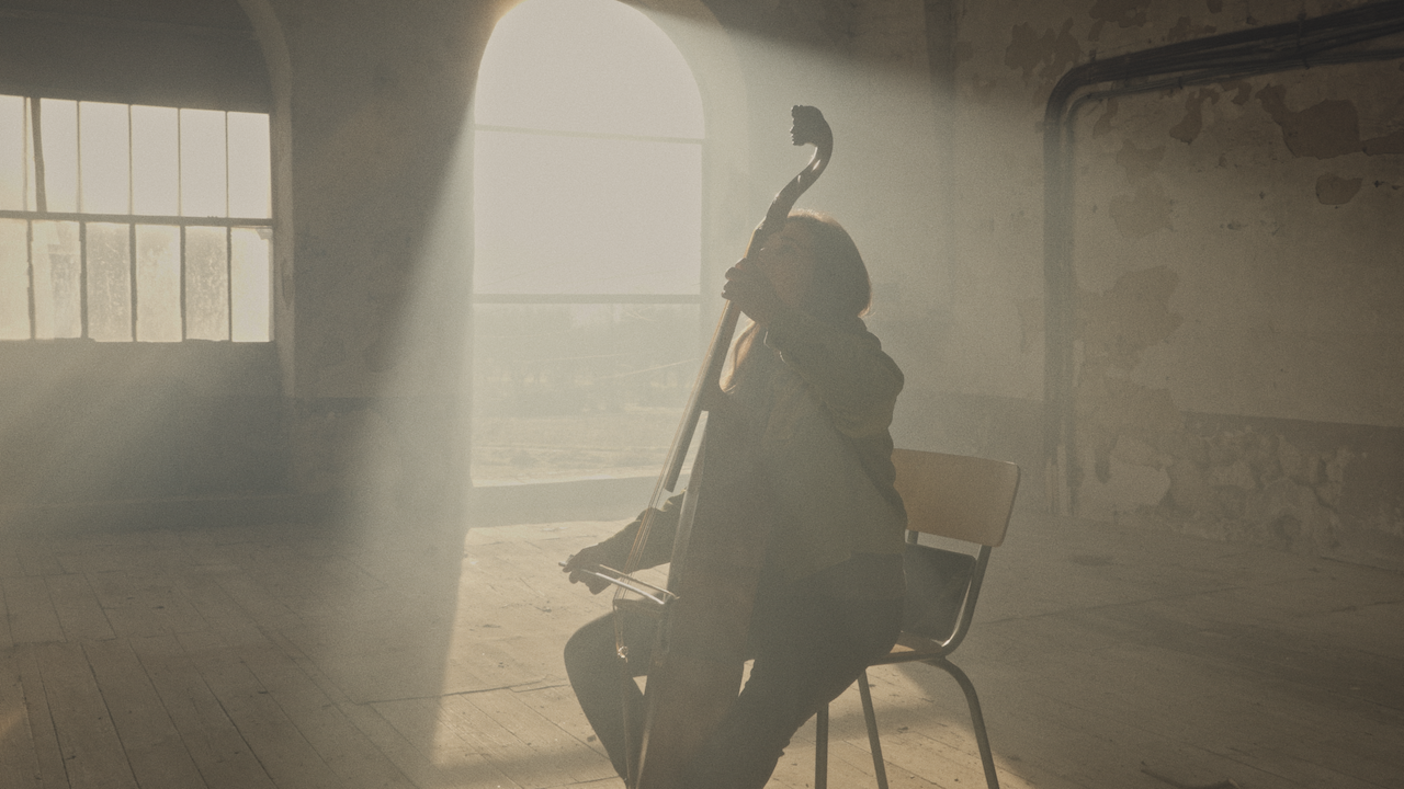 La violiste Salomé Gasselin interprète la Passacaille de Biber dans son nouvel album Mystères, clip réalisé par Valentine Chauvin